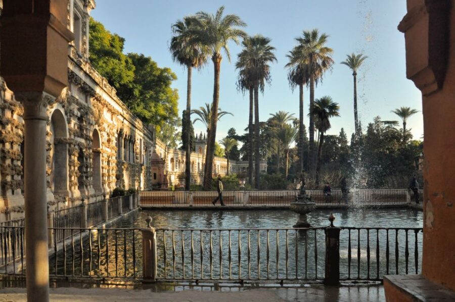 Alcázar of Seville Skip-the-Line Tickets and Guided Tour - Timing, heat, and what to bring for a smoother visit