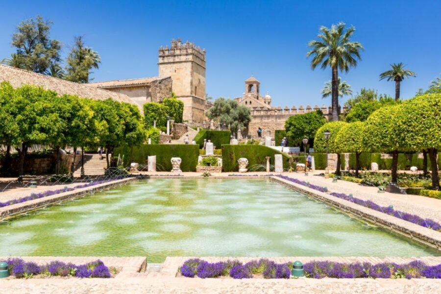 Córdoba: Alcázar and Jewish Quarter 2-Hour Guided Tour - Transition to the Alcázar: palace gardens with royal and grim shadows