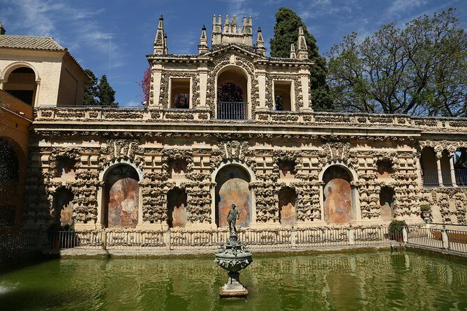 Guided Tour Sevilla Alcázar - Meeting point to La Giralda: a route that makes your day easier