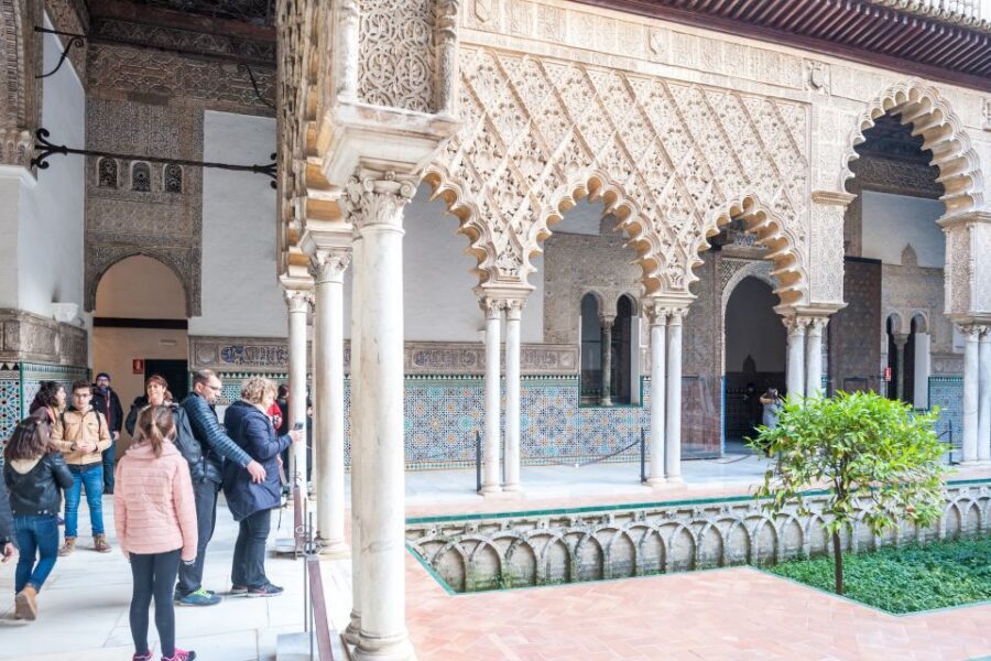 Seville: Cathedral, Giralda & Alcazar Entry With Guided Tour - Skip-the-line entry and how the 2.5 hours are used